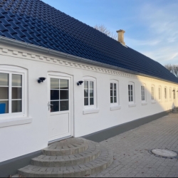 hvid bygning med nyt tegltag