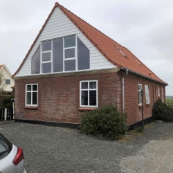 Nye døre og vinduer på rødt murstenshus
