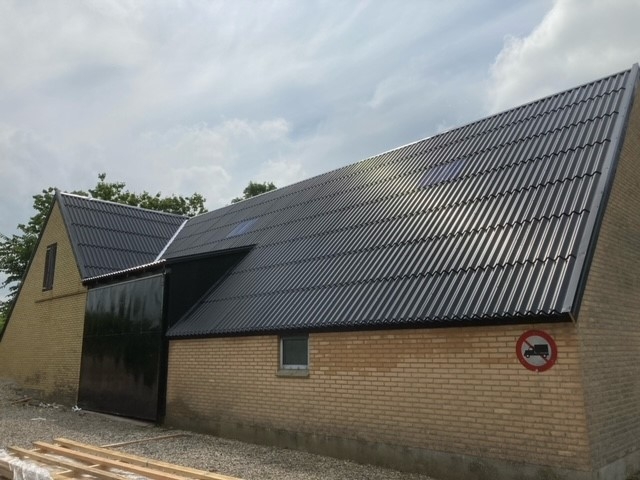mørk ny tagdækning af metalpaneler