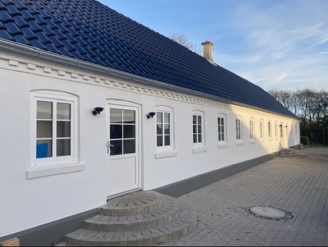 hvid bygning med nyt tegltag