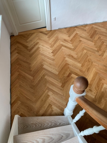 Afslibning af slidte gulve i villa