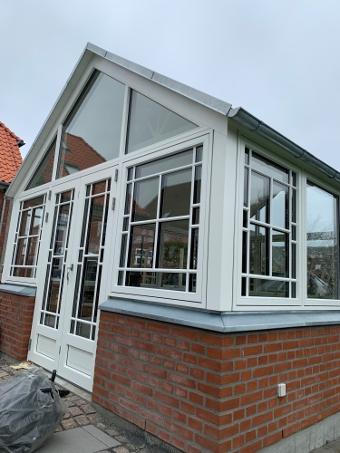 Moderne tilbygning med orangeri