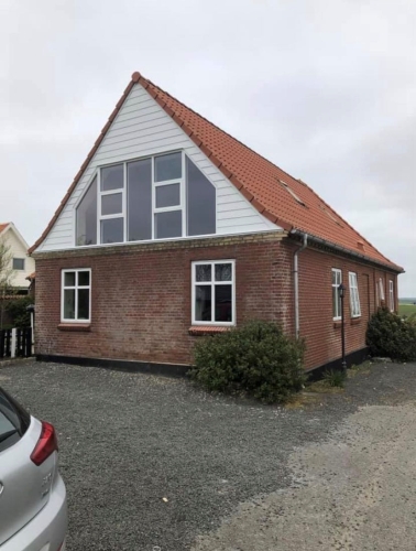 Nye døre og vinduer på rødt murstenshus
